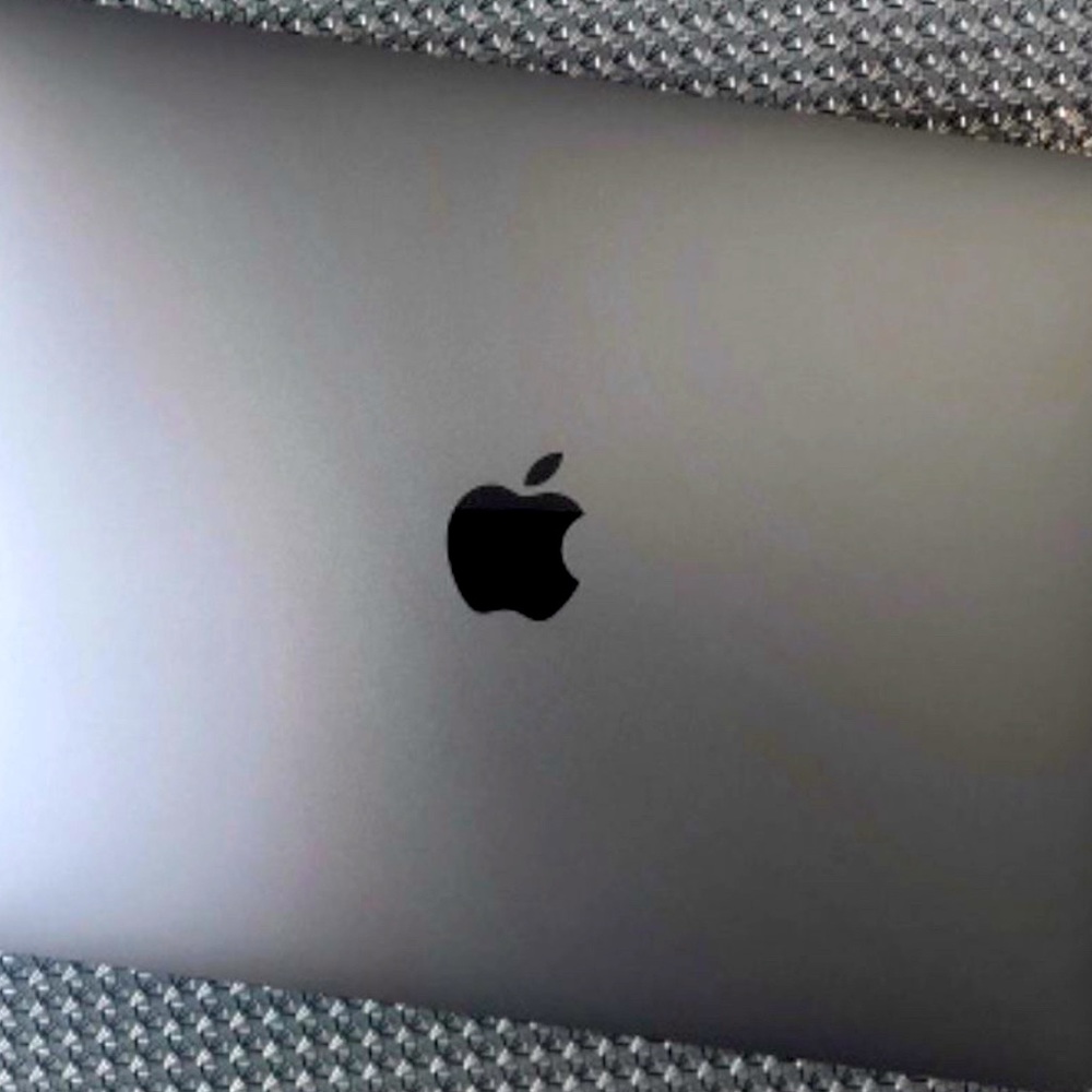 Beautiful MacBook Air 2020 , 13”
MacOS  latest version updates